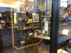 Ｇｌａｚｅｂｌａｎｃ（グレイズブラン）様の店舗ウインドウ用シートを制作しました